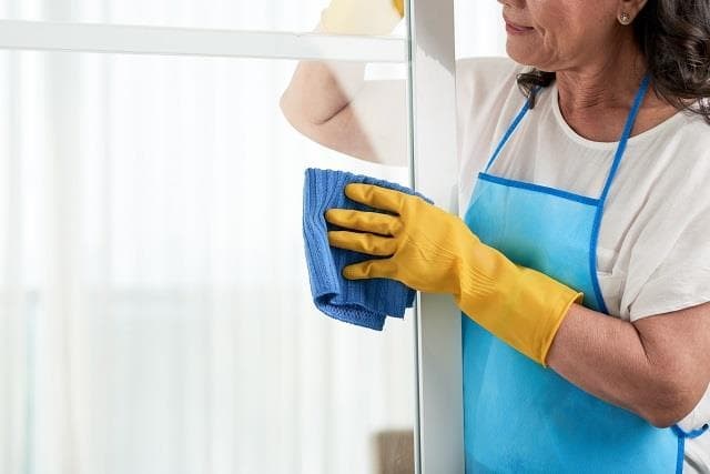 ¿Cómo limpiar ventanas blancas de PVC?