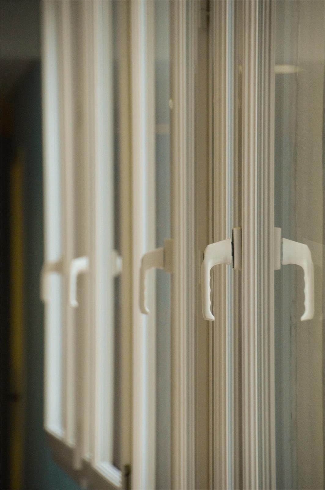 Diferencias entre las ventanas de PVC abisagradas y las correderas - Imagen 1