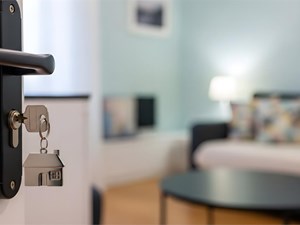 Normativa sobre puertas de entrada y seguridad